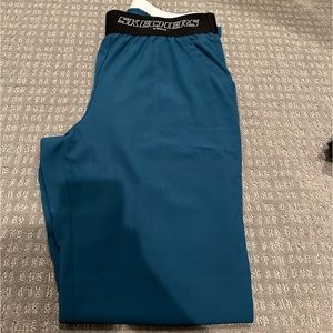 Women”s Skechers medium tall scrub pants